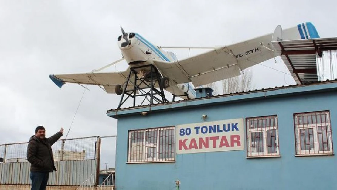 Hurda uçağı iş yerinin çatısında sergiliyor