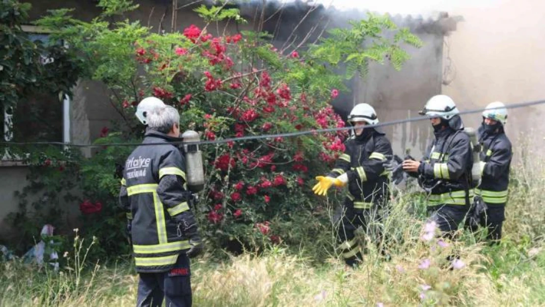 Hurdalıkta çıkan yangın itfaiye ekiplerince söndürüldü