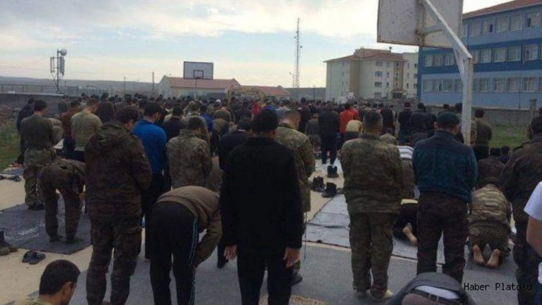 İdil'de güvenlik güçleri cuma namazını birlikte kıldı