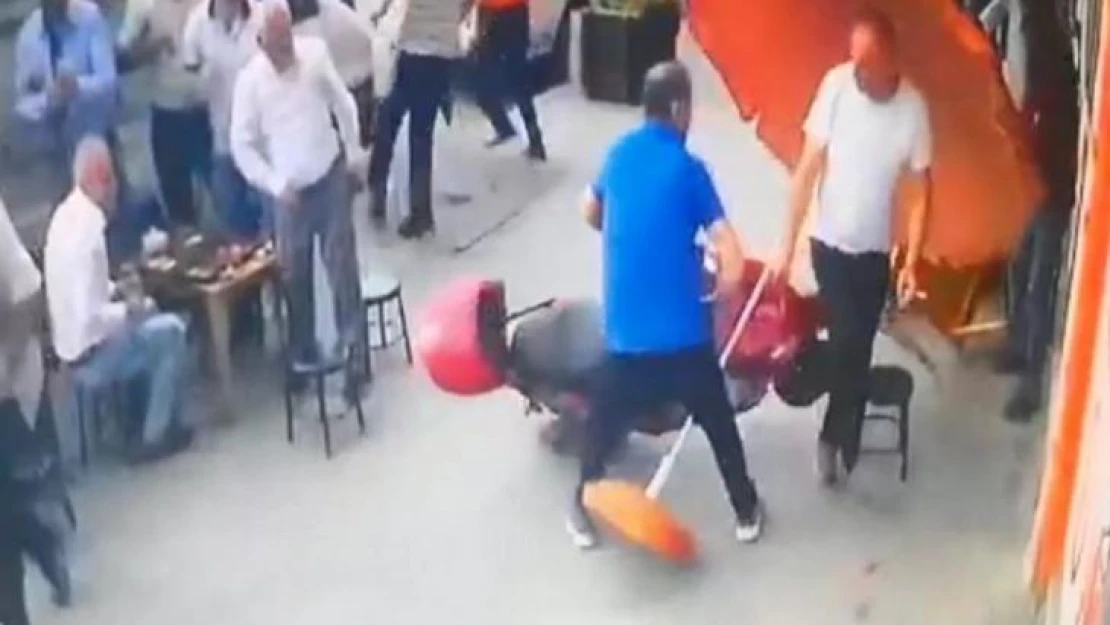 İki gün önce aldığı motosikletin gaz ile frenini karıştırınca çay ocağına daldı