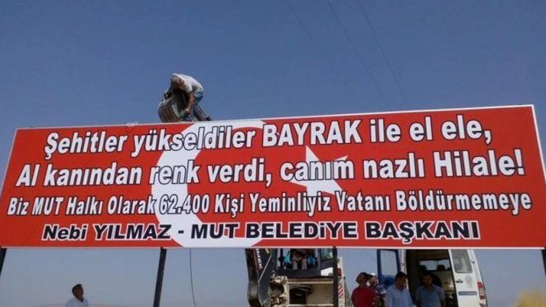 İlçe girişine 'Vatanı böldürmeyiz' tabelası