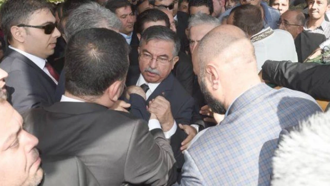 İsmet Yılmaz'a cenazede protesto