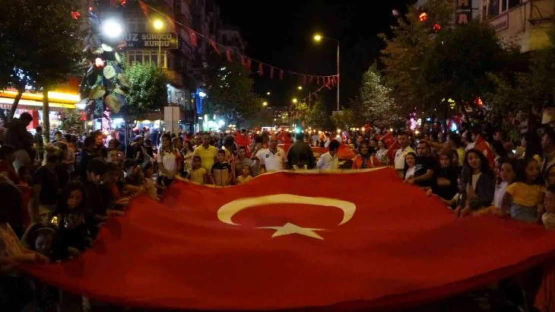 Isparta'da Zafer Bayramı çoşkusu fener alayıyla devam etti