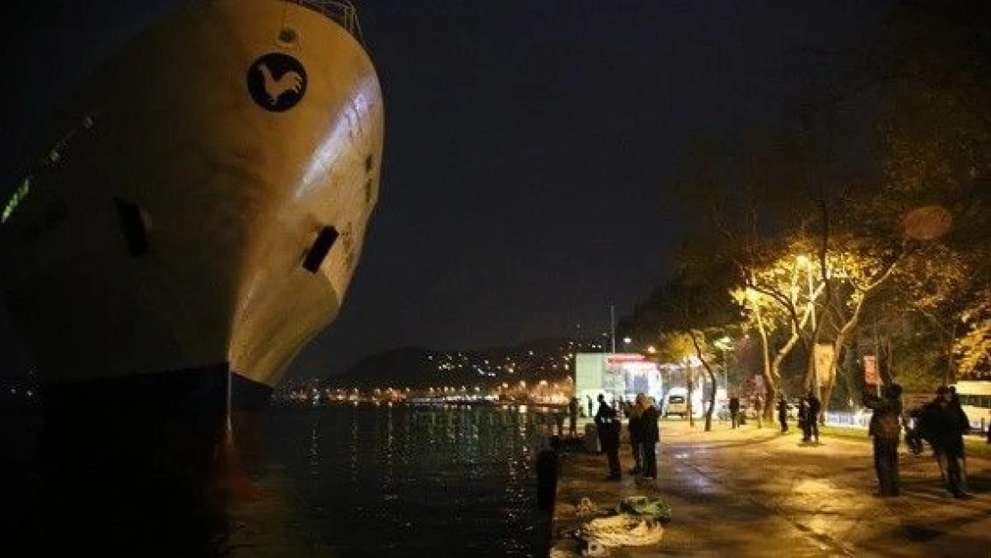 İstanbul Boğazı'nda bir gemi karaya oturdu