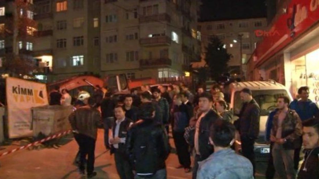 İstanbul'da 7 katlı binanın ana girişi çöktü