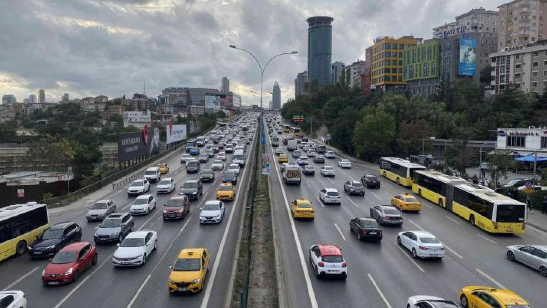 İstanbul'da okullar açıldı, trafik yoğunluğu oluştu