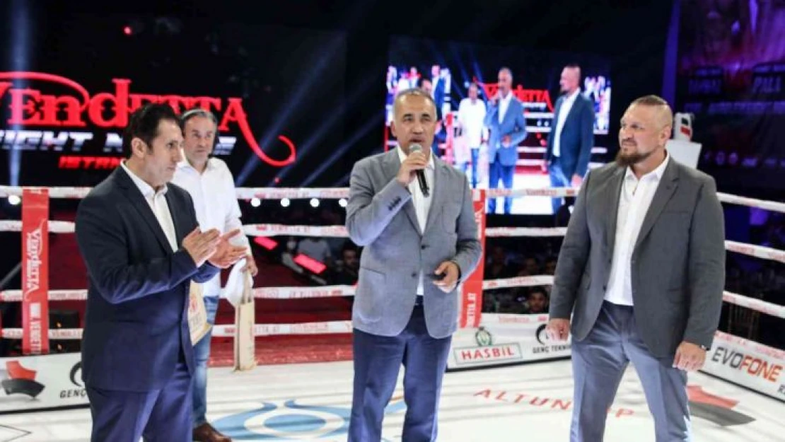 İstanbul'daki dev kickboks galası içen nefesler tutuldu