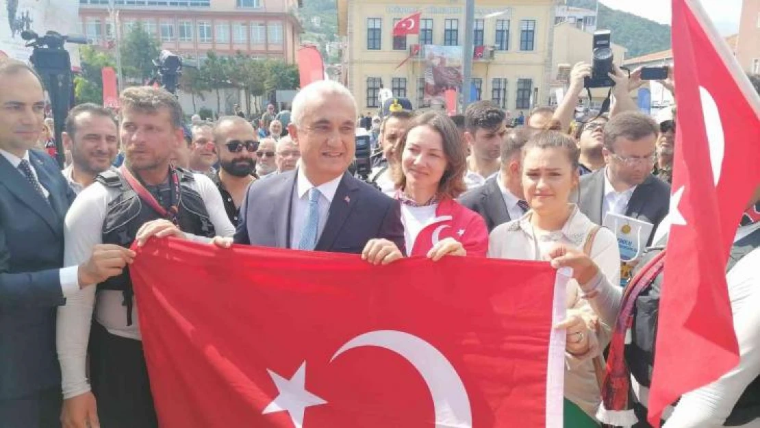 İstanbul'dan İnebolu'ya kanolarla taşınan Türk bayrağı, İnebolu Limanına ulaştı