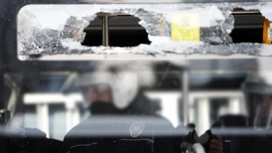 İstanbul'da polisleri taşıyan otobüse taşlı saldırı