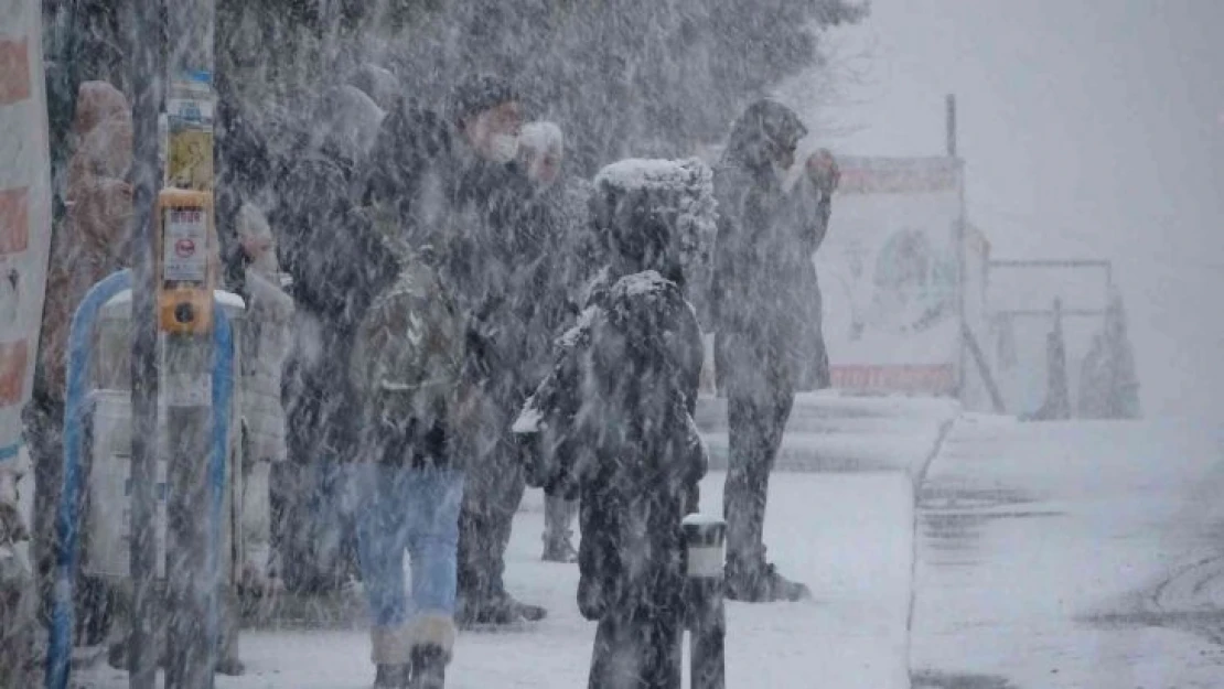 İstanbullular güne kar yağışı ile uyandı