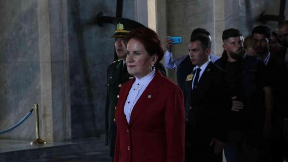 İYİ Parti lideri Akşener'den gençlerle Anıtkabir'e ziyaret