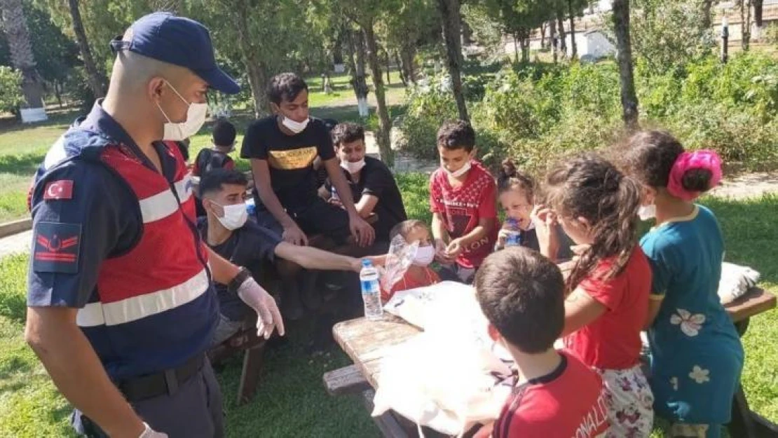 İzmir'de jandarma 794 düzensiz göçmen ve 7 organizatör yakaladı