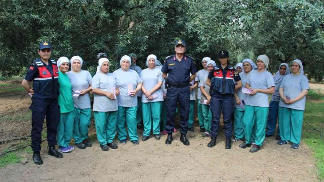 İzmir'de jandarma köşe bucak gezip KADES'i tanıtıyor