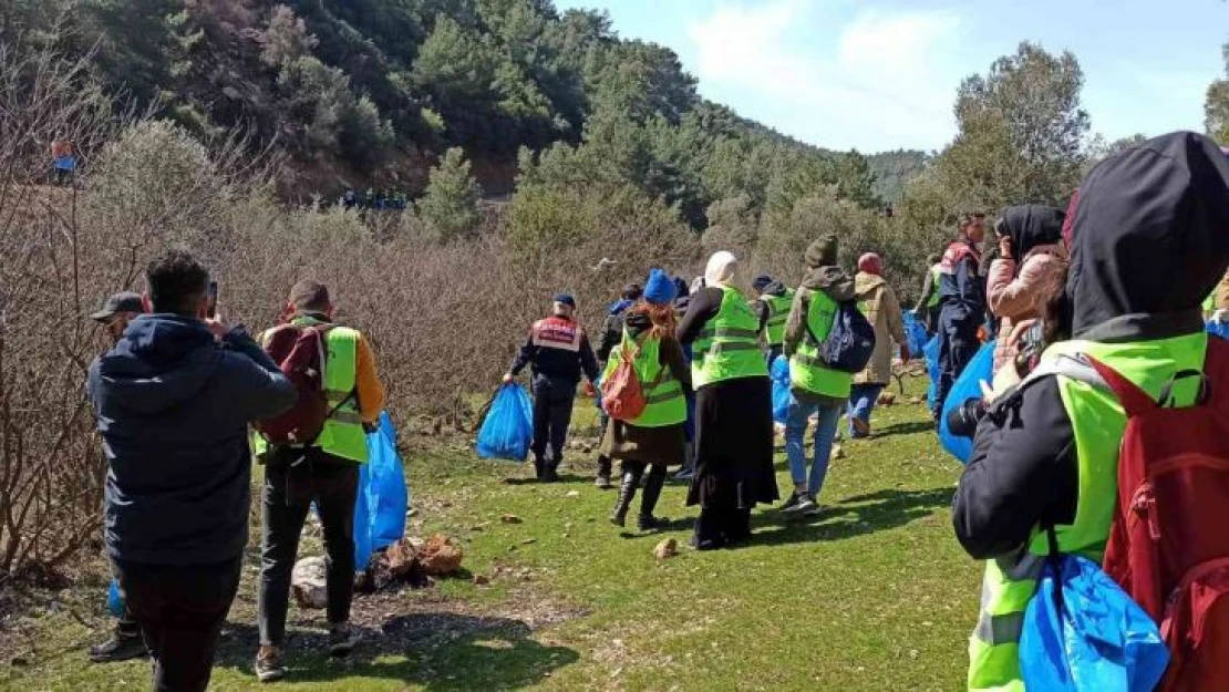 İzmir'de jandarma ve vatandaşlar, doğa temizliği yaptı