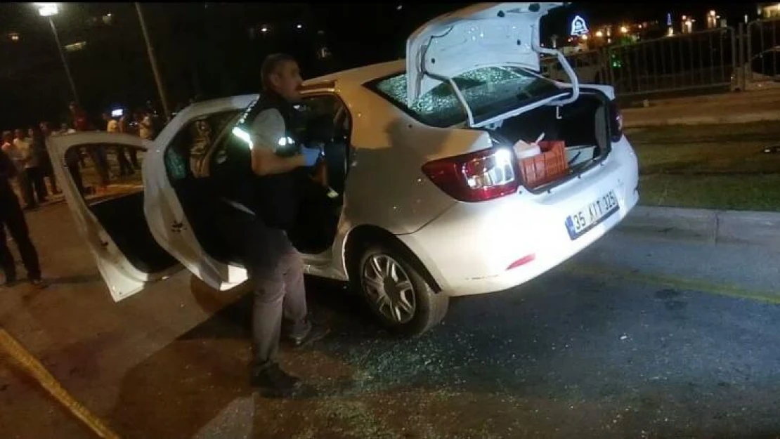 İzmir'de seyir halindeki otomobile silahlı saldırı: 1 ölü, 1 yaralı