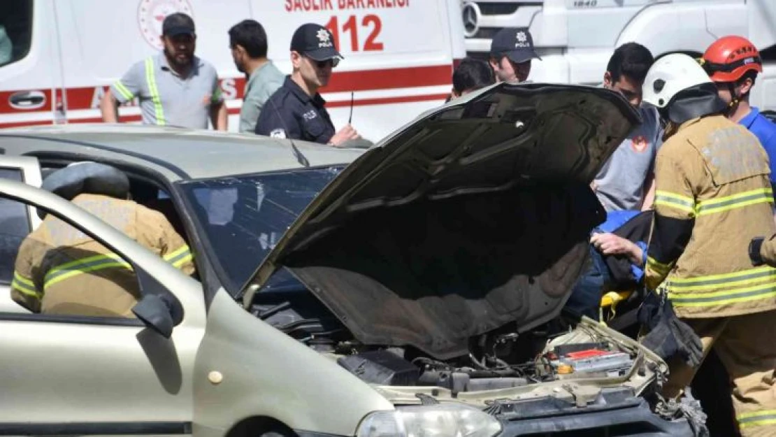 İzmir'de trafik kazası: 4 yaralı