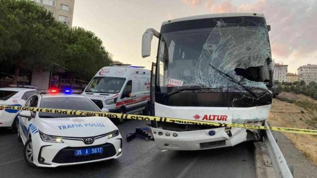 İzmir'de yolcu minibüsü ile servis aracı çarpıştı: 1 ölü, 6 yaralı