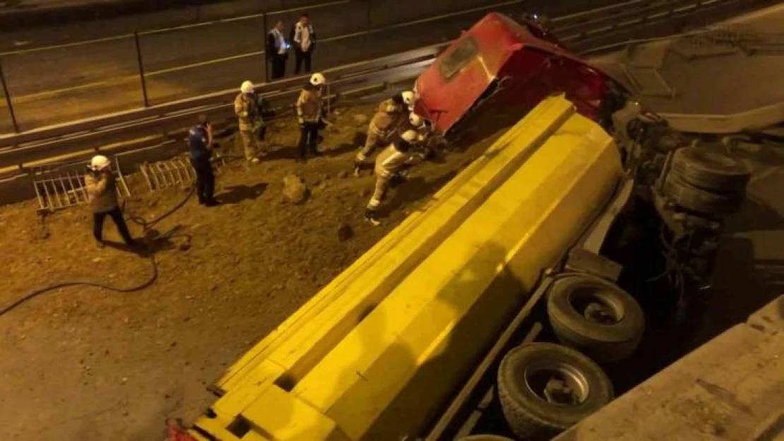 Kadıköy çevre yolunda freni boşalan hafriyat yüklü kamyon yola devrildi