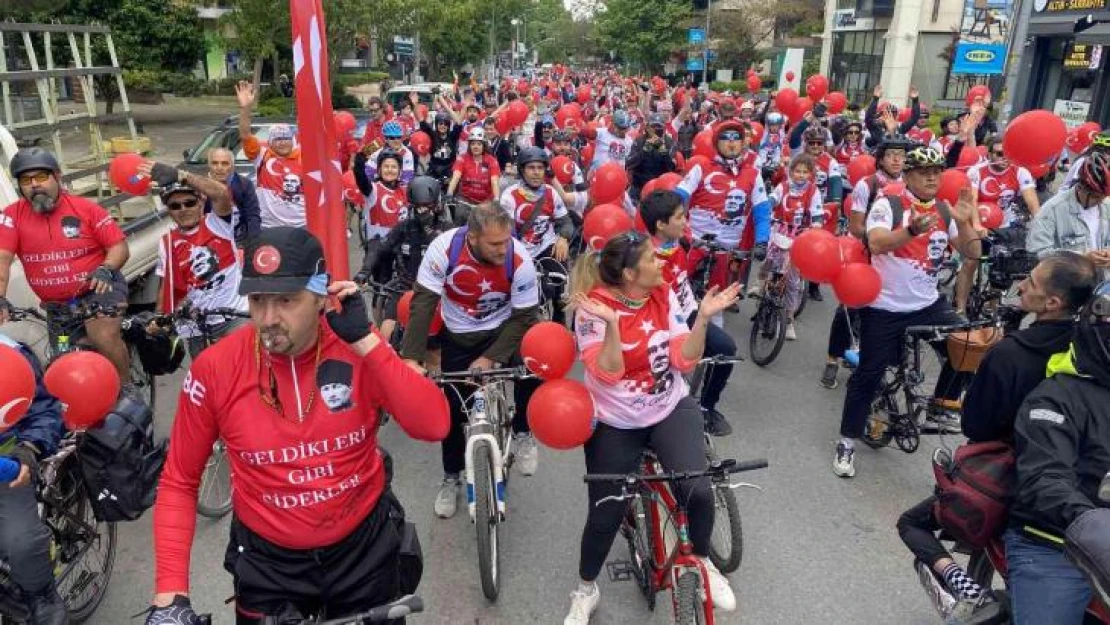 Kadıköy'de '19 Mayıs Gençlik Şöleni' bisiklet turu ile renkli görüntüler oluşturdu