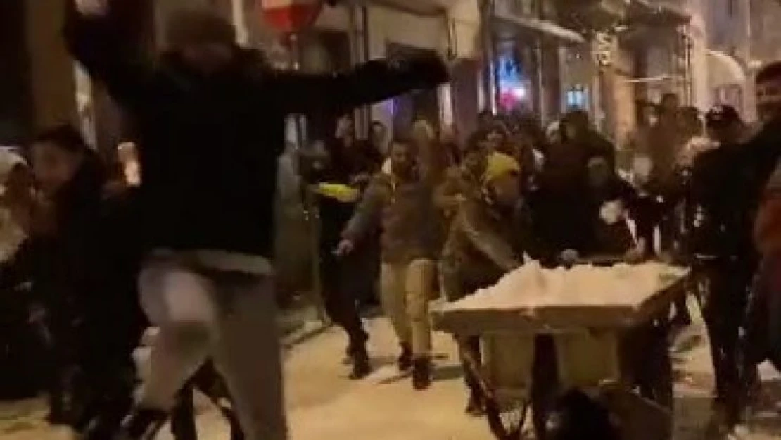 Kadıköy'de el arabasına yükledikleri karları atarak kartopu savaşı yaptılar