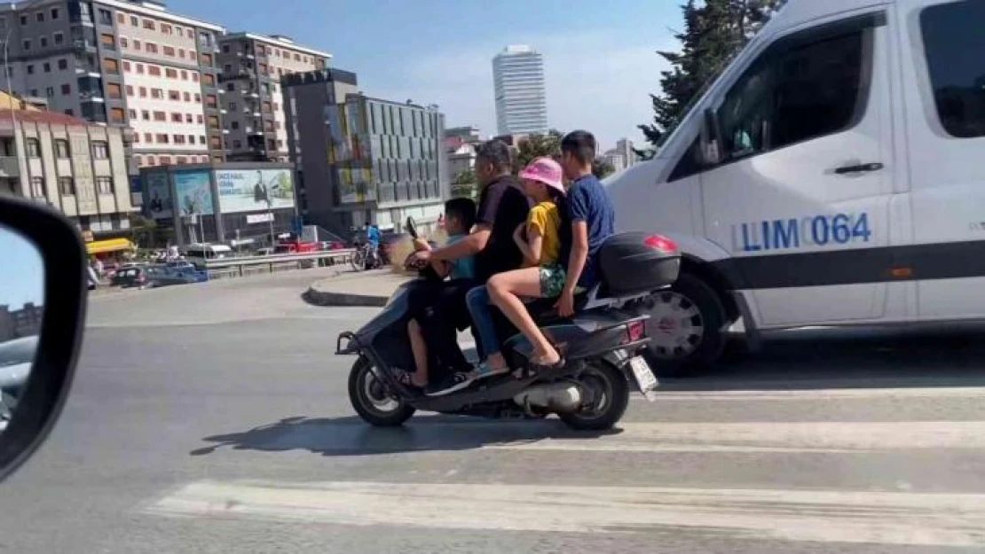 Kadıköy'de motosiklet üzerinde aile boyu tehlikeli yolculuk kamerada