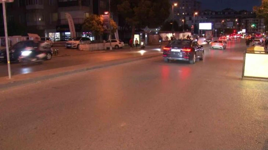 Kadıköy'de otomobile çarpan moto kurye yerde metrelerce sürüklendi