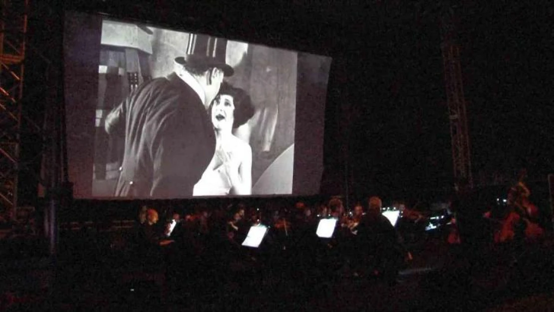 Kadıköy Kalamış Yaz Festivali'nde film gösterimine büyük ilgi