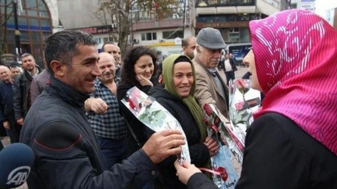 Kadına şiddete dikkati çekmek için erkeklere gül dağıttılar