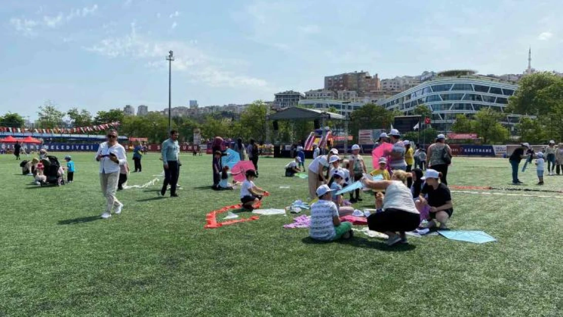 Kağıthane'de düzenlenen uçurtma şenliği renkli görüntüler oluşturdu