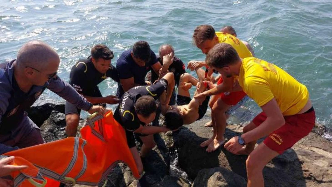 Karadeniz'de dalgalara kapılan genç dalgıç polisler tarafından kurtarıldı