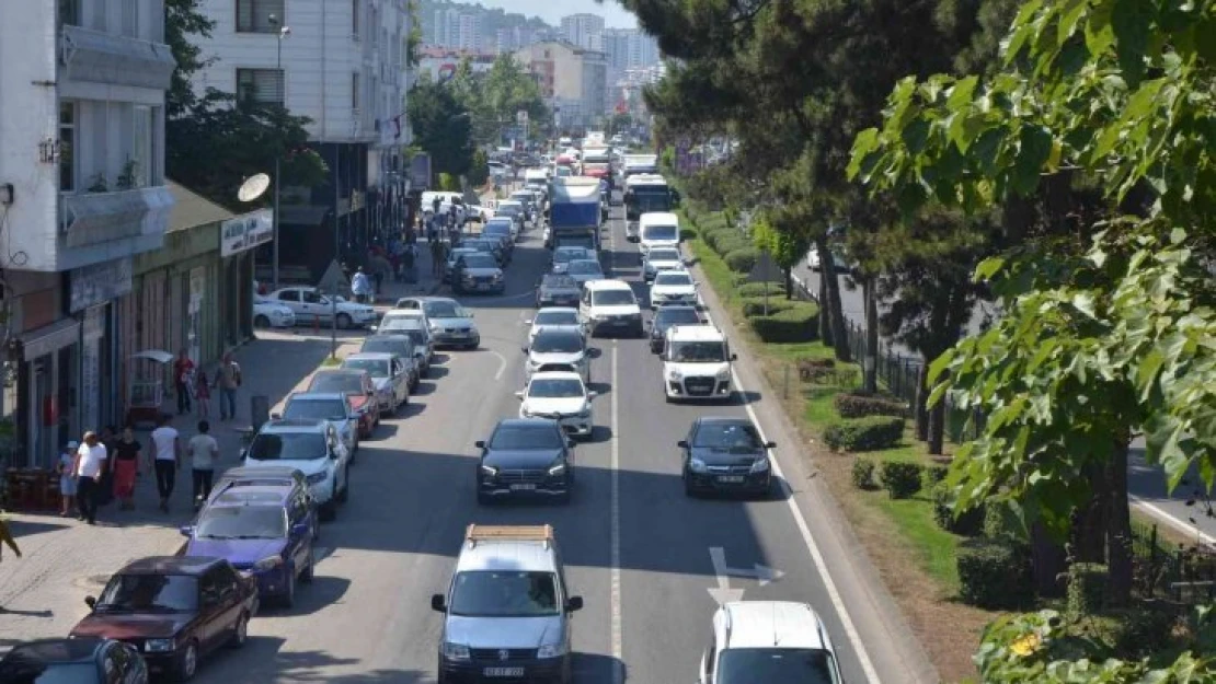Karadeniz Sahil Yolu'nda bayram yoğunluğu