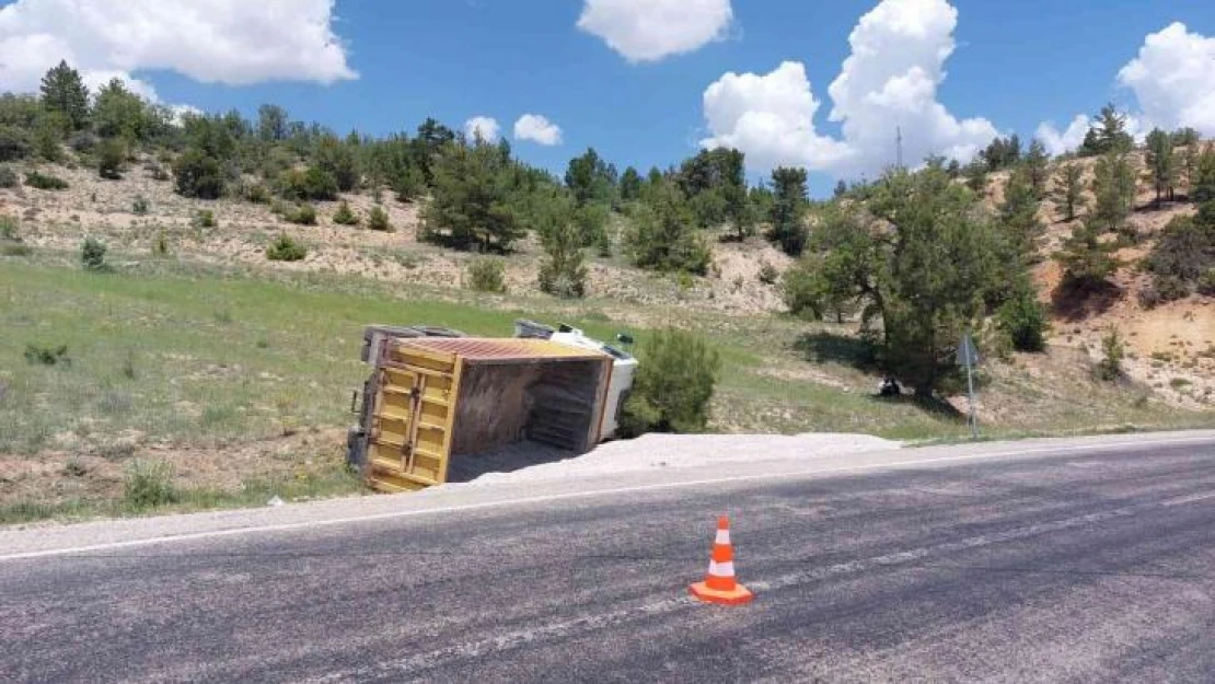 Karaman'da freni boşalan mucur yüklü kamyon devrildi: 1 yaralı