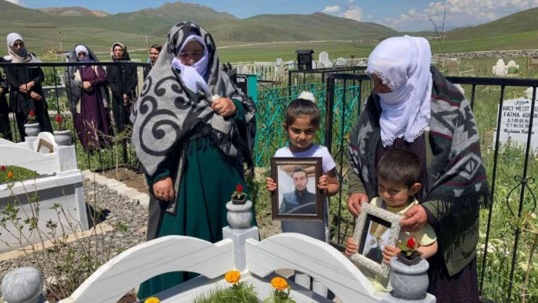 Karayazı şehitleri mezarları başında anıldı
