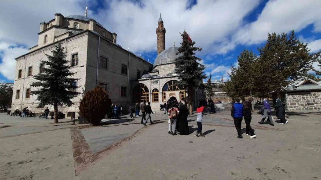 Kars'ta Ramazan öncesi Harakani Türbesi doldu taştı