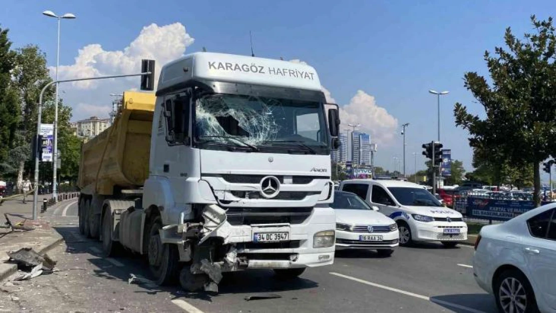 Kartal'da hafriyat kamyonu, scooter yüklü panelvan minibüse çarptı