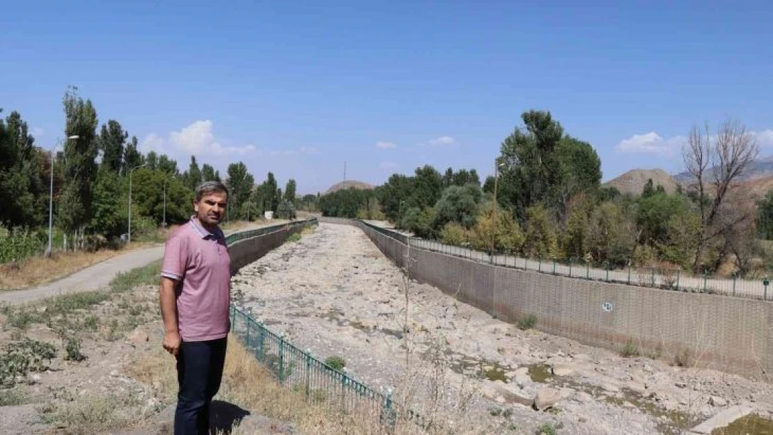 Kavurucu sıcaklar Oltu Çayı'nı kuruttu