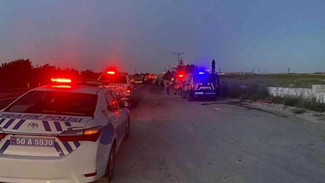 Kaza yapan kamyonet karşı yönden gelen otomobille kafa kafaya çarpıştı: 4'ü ağır 5 yaralı