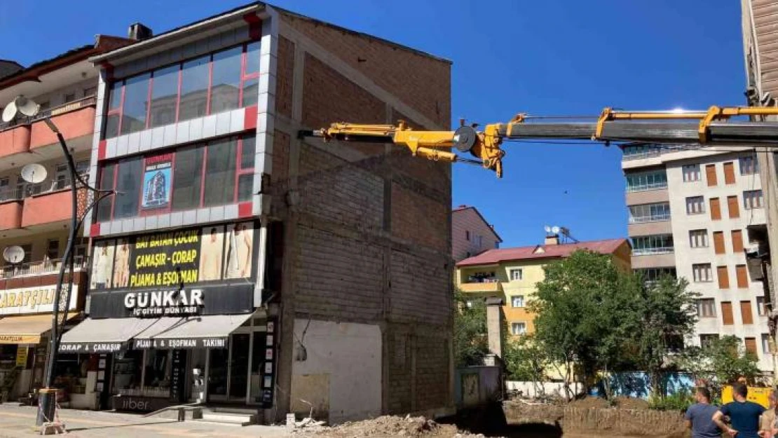 Kazı çalışmasında temeli ağır hasar gören bina için iş makineli önlem