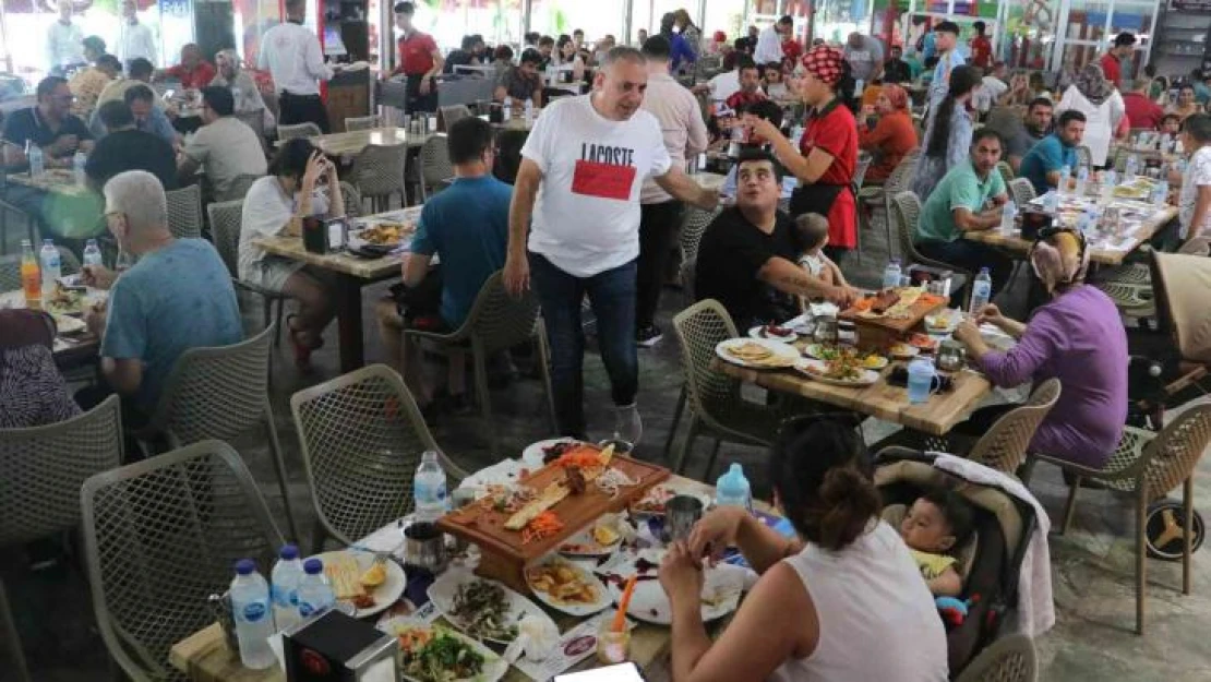 Kebapçılar bayram sonu doldu taştı