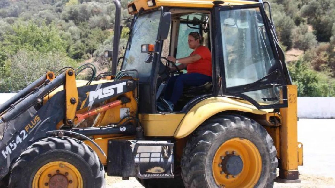 Kepçe operatörü Emine gelin, görenleri şaşırtıyor