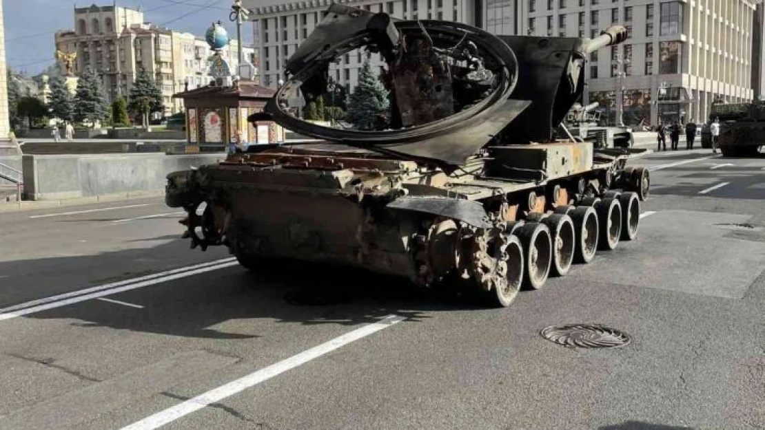 Kiev'de, Rus ordusunun ele geçirilen tankları sergileniyor