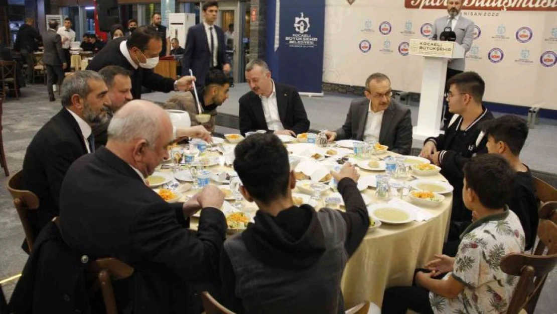 Kocaeli'de yetimler günü iftarına yüzlerce kişi katılım gösterdi