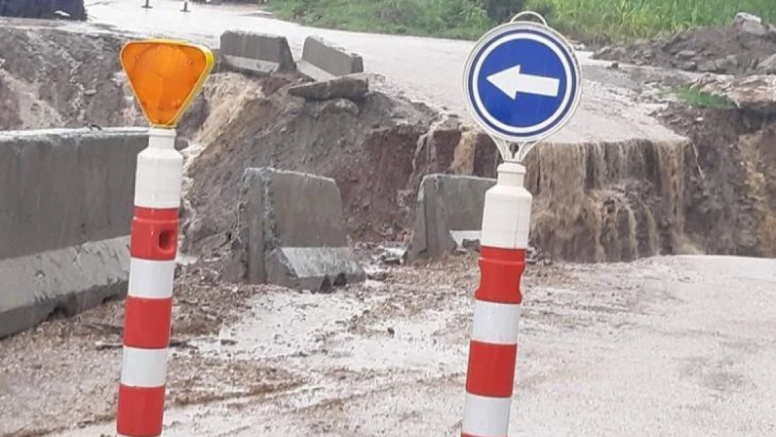 Kocaeli ve Sakarya'yı bağlayan geçici yol ve köprü kalıplarını sel suları götürdü