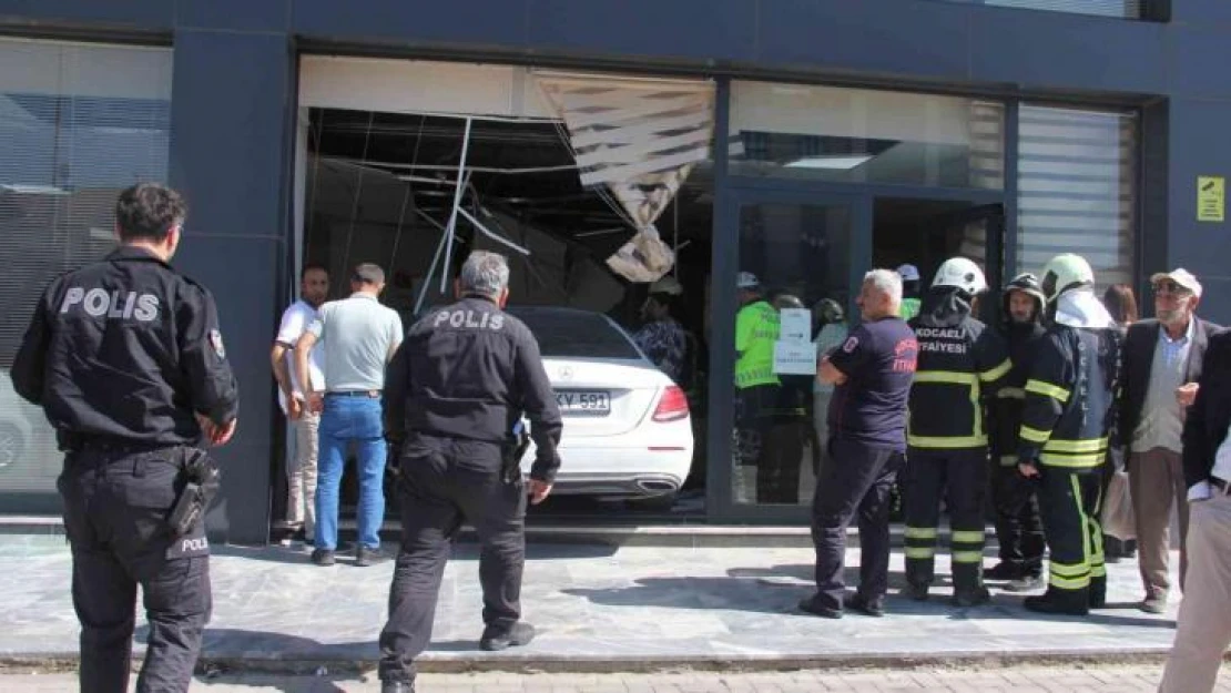 Kontrolden çıkan lüks otomobil, vergi dairesine daldı