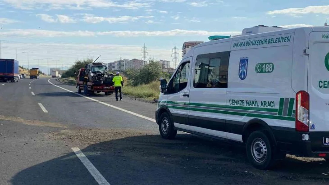 Kontrolden çıkan otomobil trafik levhasına çarptı: 1 ölü 2 yaralı