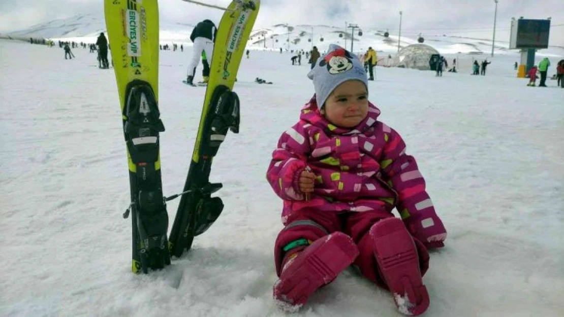 Konuşmayı öğrenemeden kayak yapmayı öğrendi