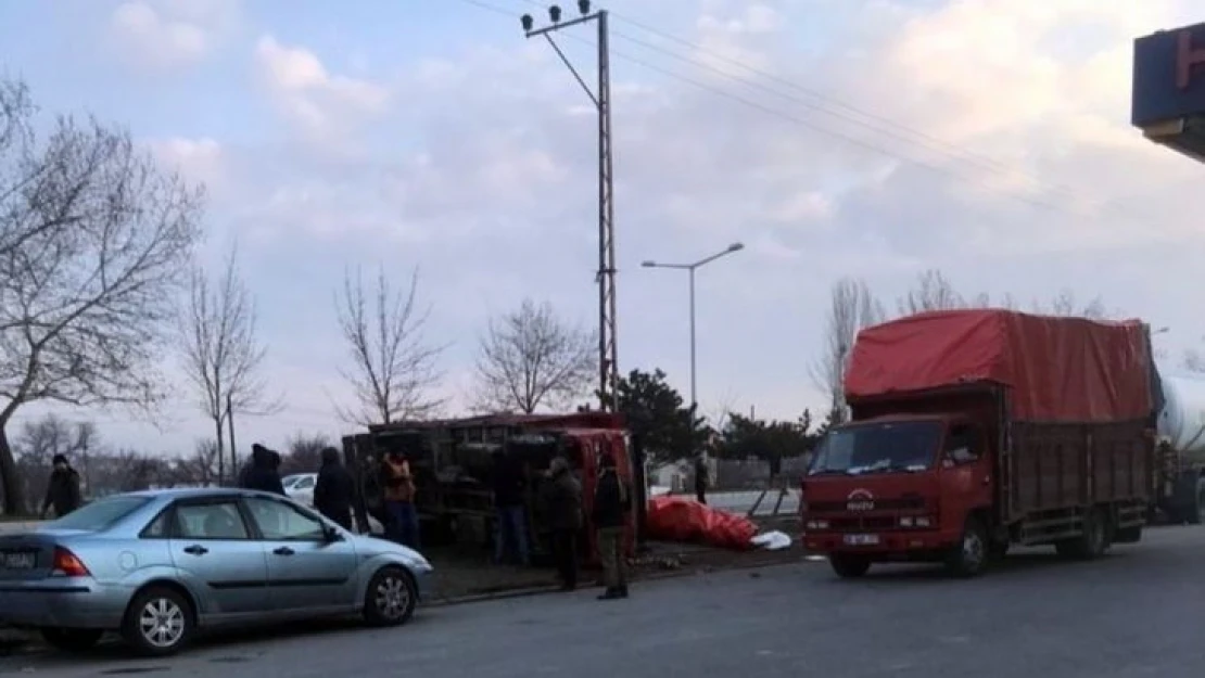 Konya'da kontrolden çıkan tır park halindeki araçlara çarptı: 1 ölü