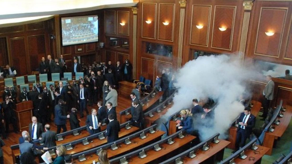Kosova'da muhalefet milletvekillerinin üçte biri gözaltında