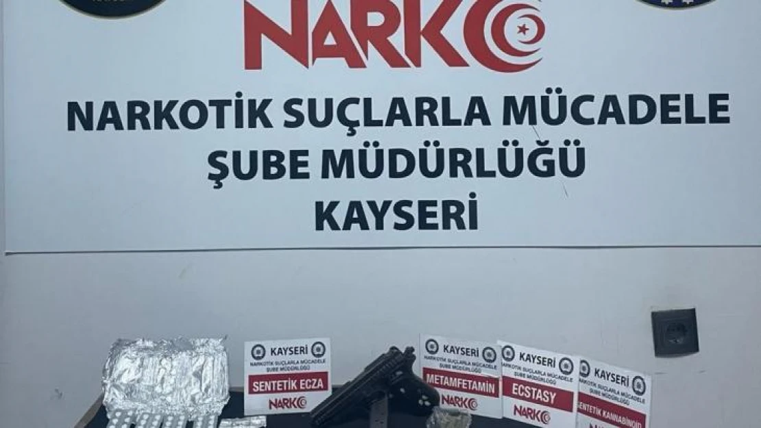 Kovalama sonucu yakalanan araçta uyuşturucu ve tarihi sikke çıktı