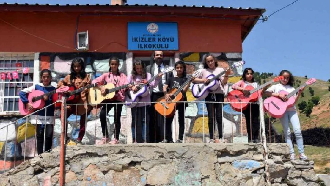 Köy öğrencileri, köy öğrencilerine gitarla konserler veriyor